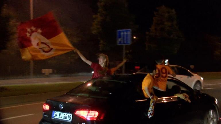 Şampiyonluk kutlaması için Galatasaray taraftarları Floryaya akın etti