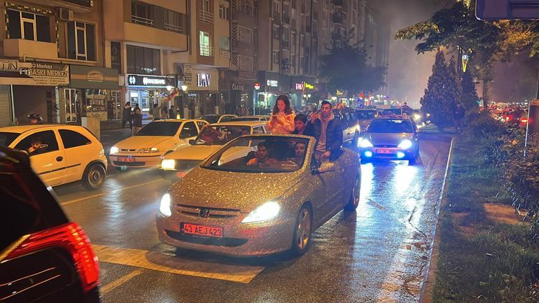 Galatasarayın şampiyonluğu tüm yurtta coşkuyla kutlandı