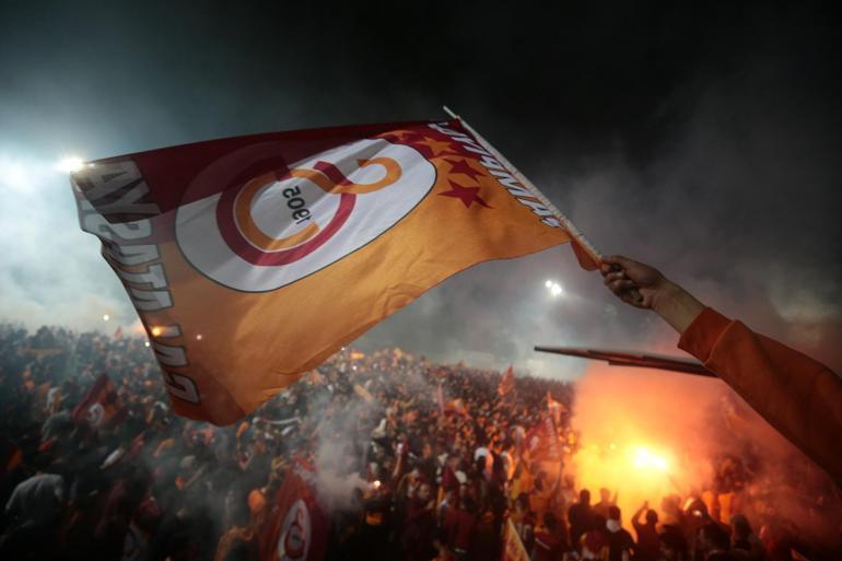 Galatasaray, Floryada şampiyonluğu taraftarıyla kutladı