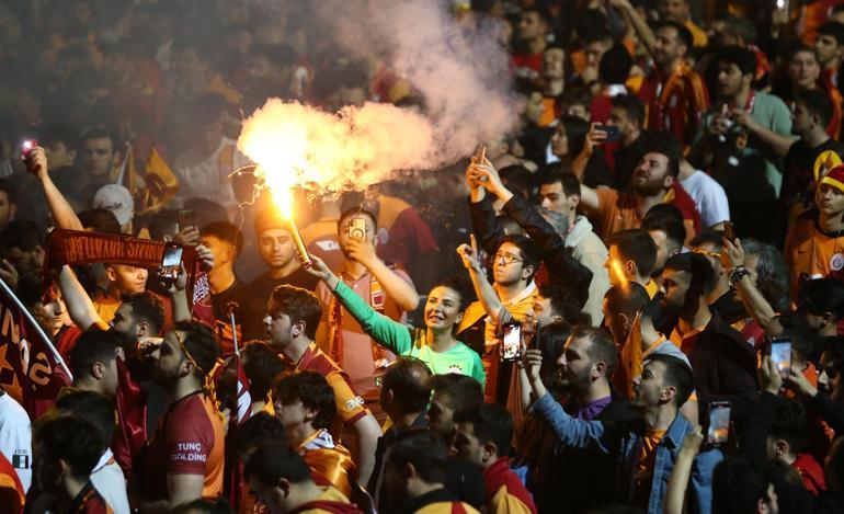 Galatasaray, Floryada şampiyonluğu taraftarıyla kutladı