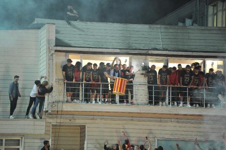 Galatasaray, Floryada şampiyonluğu taraftarıyla kutladı