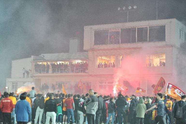 Galatasaray, Floryada şampiyonluğu taraftarıyla kutladı