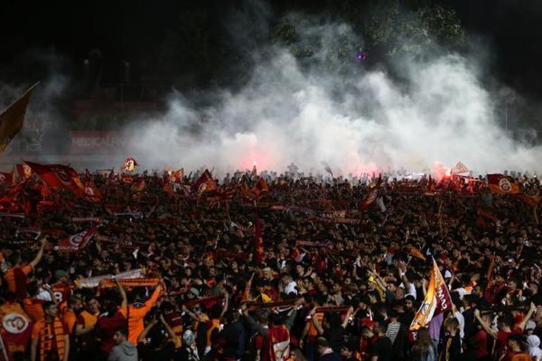 Galatasaray, Floryada şampiyonluğu taraftarıyla kutladı