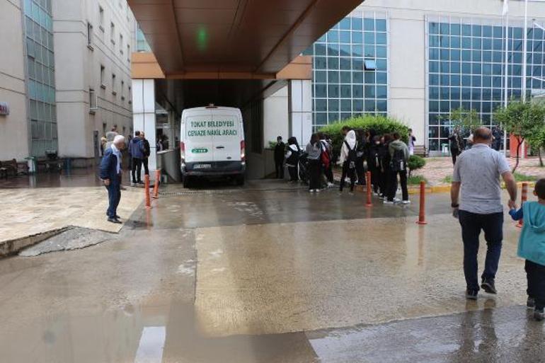 Köpeğe çarpmamak için ani manevra yaptığı kazada ölen öğretmenleri için gözyaşı döktüler