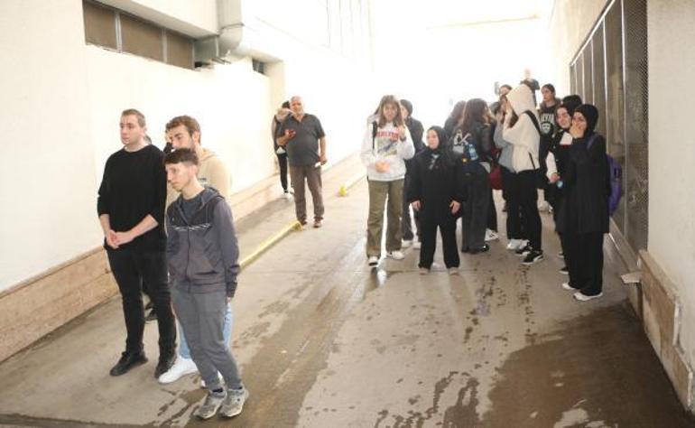 Köpeğe çarpmamak için ani manevra yaptığı kazada ölen öğretmenleri için gözyaşı döktüler