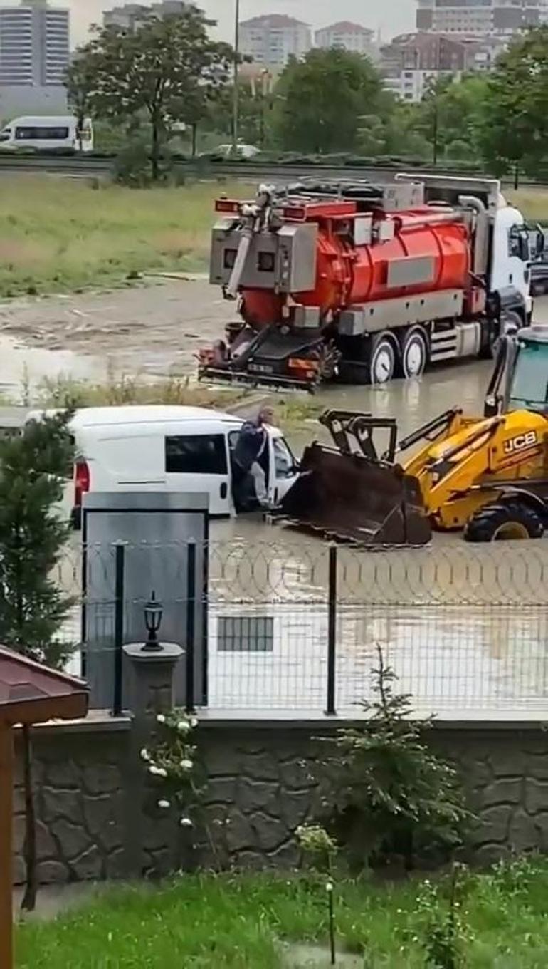 Ankarada sağanak; yollar göle döndü, mahsur kalanlar kurtarıldı