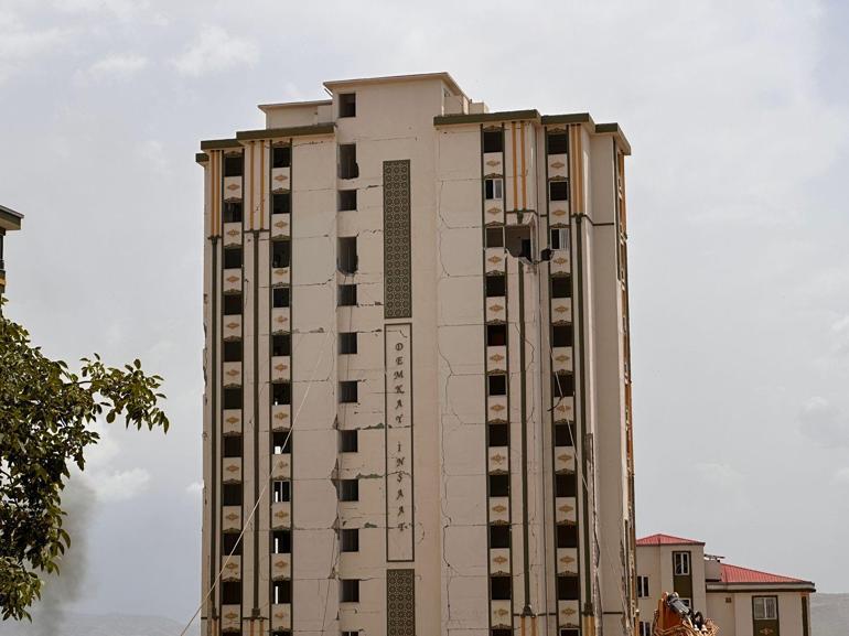 Hasarlı bina, yıkım sırasında sağlam binanın üzerine devrildi; o anlar kamerada