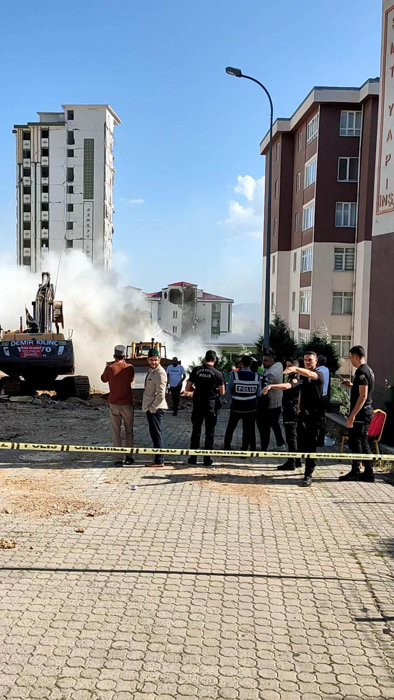 Hasarlı bina, yıkım sırasında sağlam binanın üzerine devrildi; o anlar kamerada