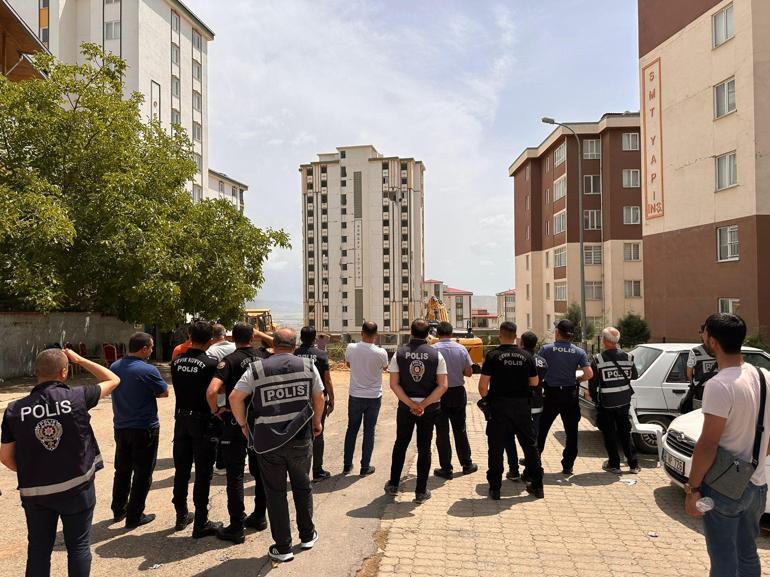 Hasarlı bina, yıkım sırasında sağlam binanın üzerine devrildi; o anlar kamerada