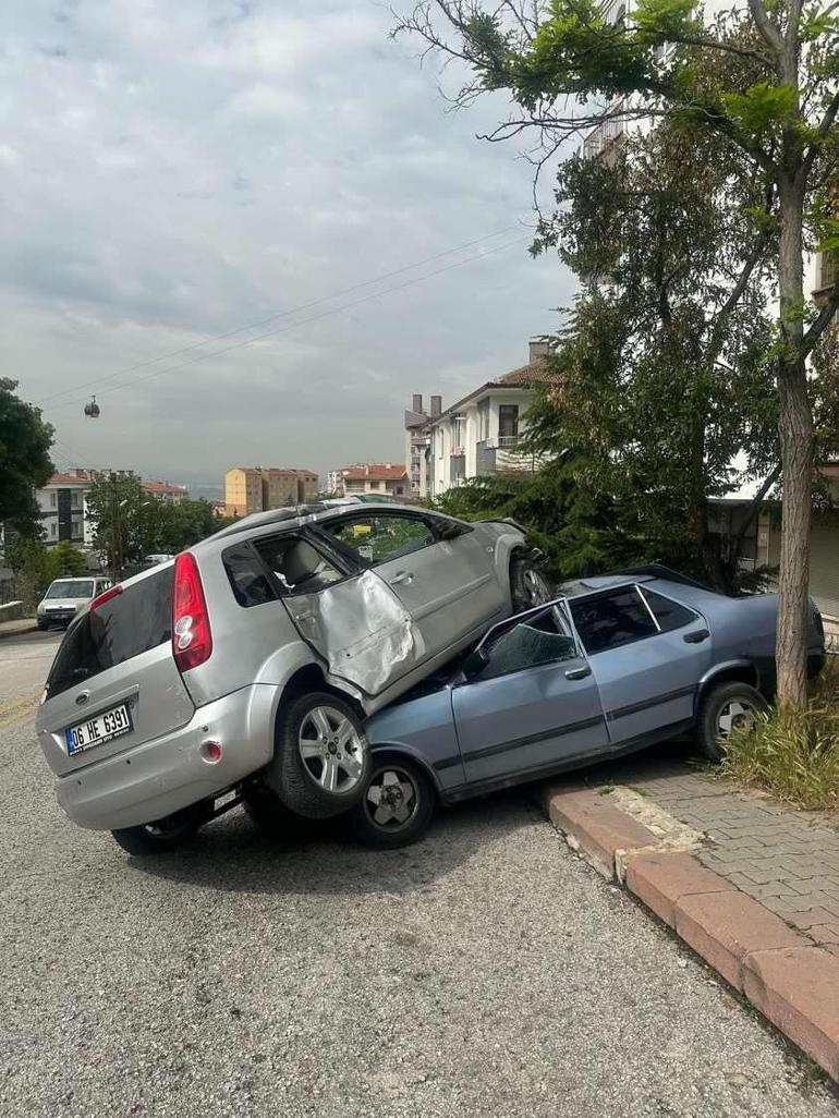 Alt yoldaki aracın üzerine düşen otomobilin sürücüsü yaralandı