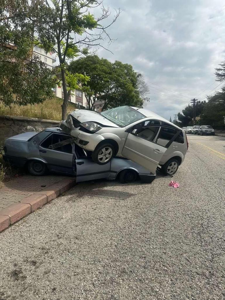 Alt yoldaki aracın üzerine düşen otomobilin sürücüsü yaralandı