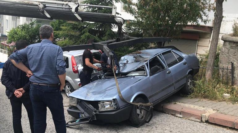 Alt yoldaki aracın üzerine düşen otomobilin sürücüsü yaralandı