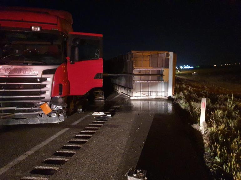 TIR karşı şeride geçti: 1 ölü, 6 yaralı