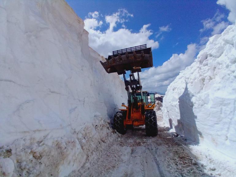 Askeri üs bölgelerin yolunu açmak için metrelerce karla mücadele