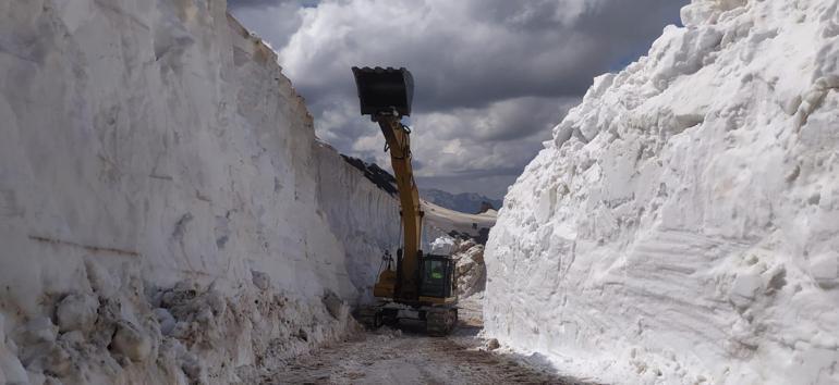Askeri üs bölgelerin yolunu açmak için metrelerce karla mücadele