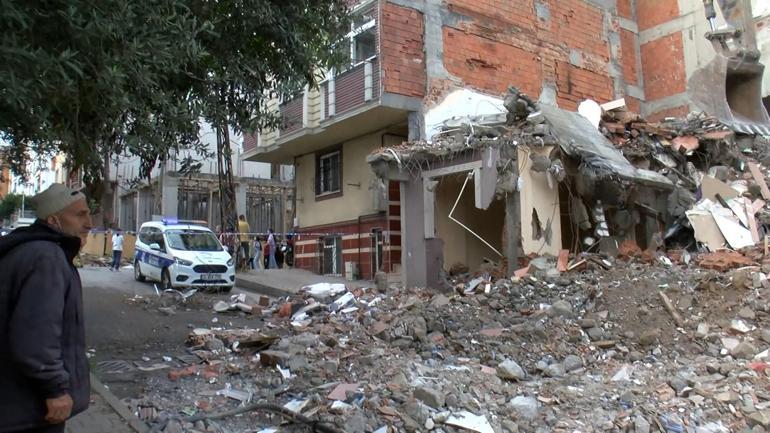 Sultangazi’de yıkım sırasında 3 binada hasar oluştu; merdiveni çöken binadakiler kurtarıldı