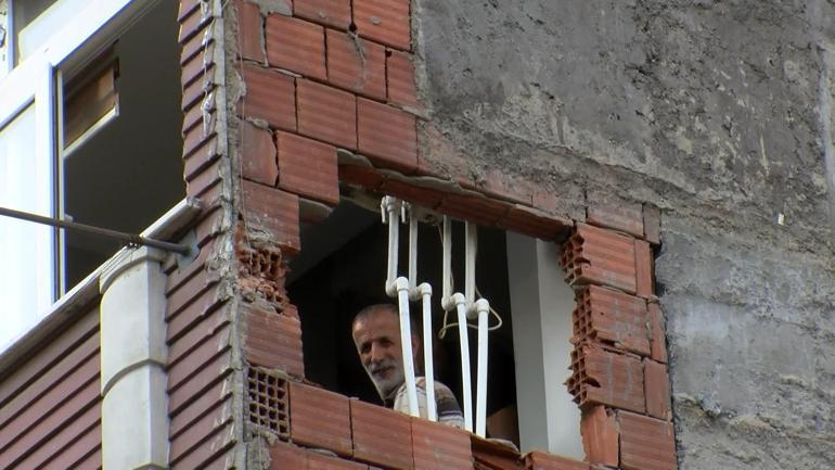 Sultangazi’de yıkım sırasında 3 binada hasar oluştu; merdiveni çöken binadakiler kurtarıldı