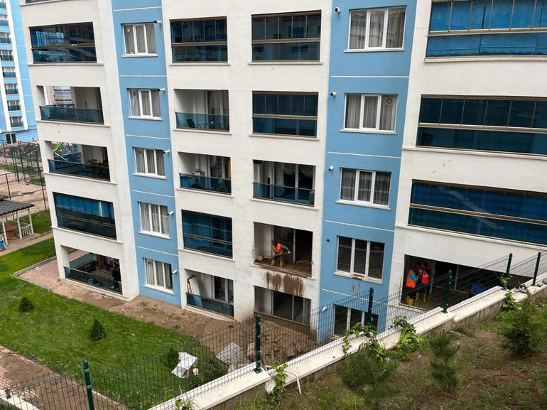 Her yağmurda şelaleye dönen bina