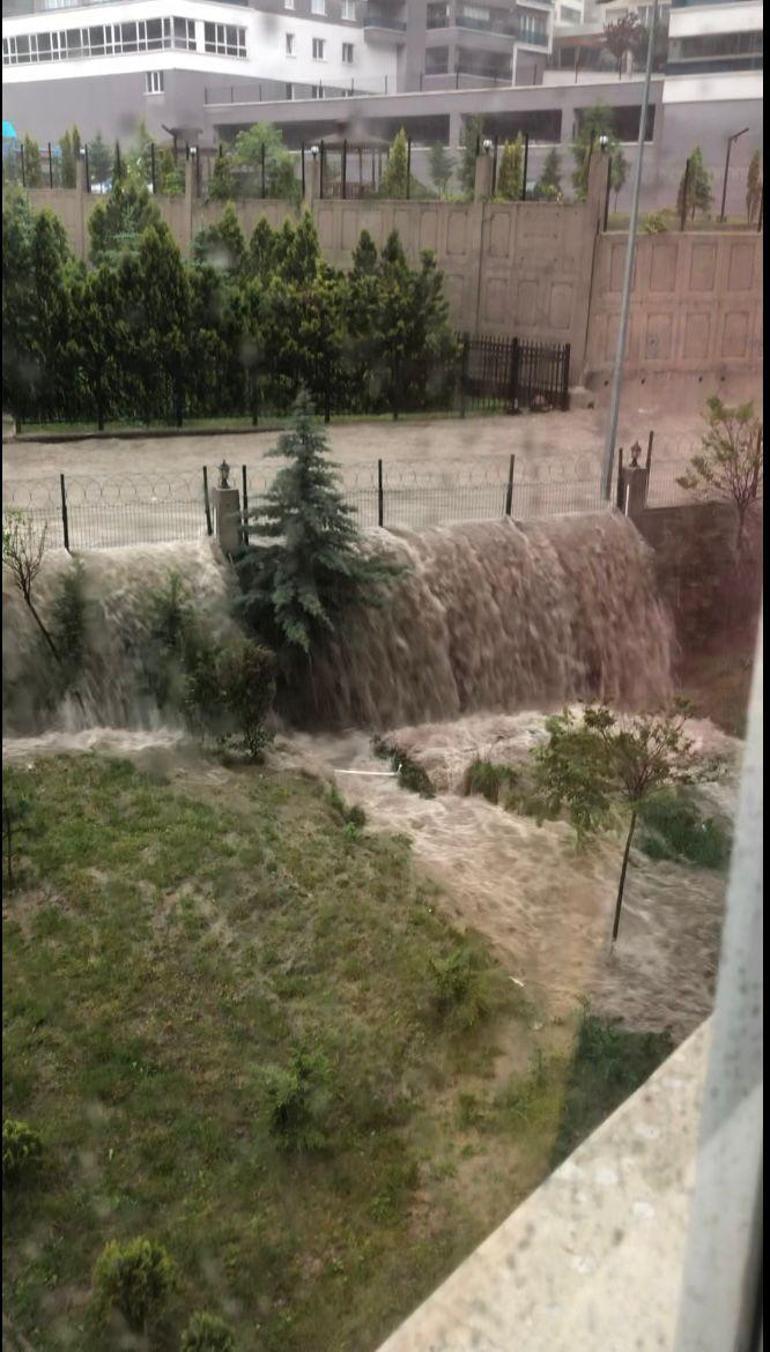 Her yağmurda şelaleye dönen bina