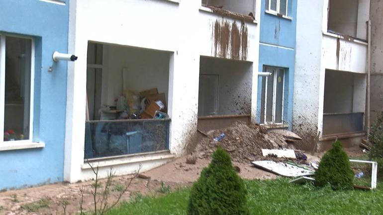 Her yağmurda şelaleye dönen bina