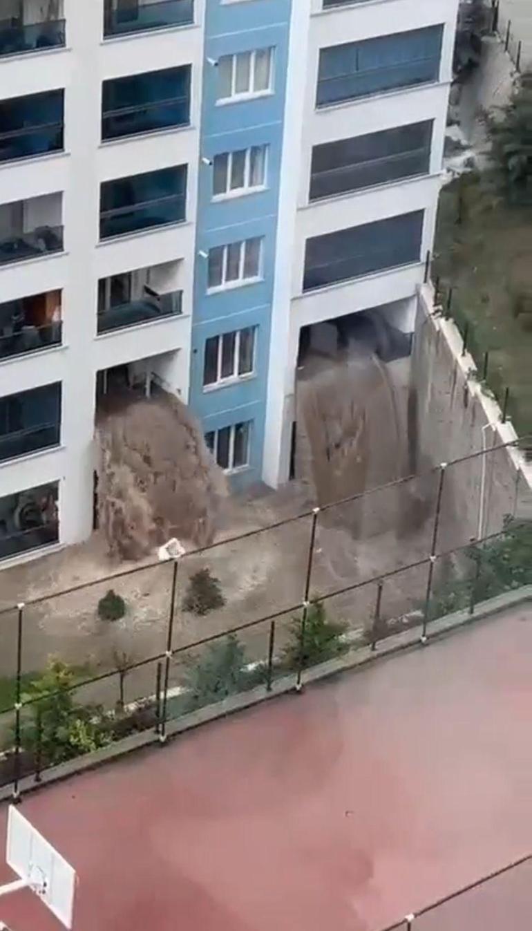 Her yağmurda şelaleye dönen bina