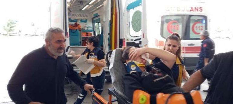Kazada yaralanan kızını acil servisin önünde karşıladı
