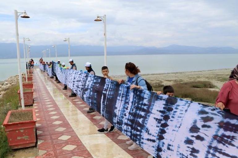 Gölden 20 metre uzaklaşan iskeleye Göl yoksa Burdur yok yazılı çelenk koydular