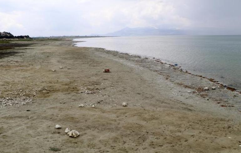 Gölden 20 metre uzaklaşan iskeleye Göl yoksa Burdur yok yazılı çelenk koydular