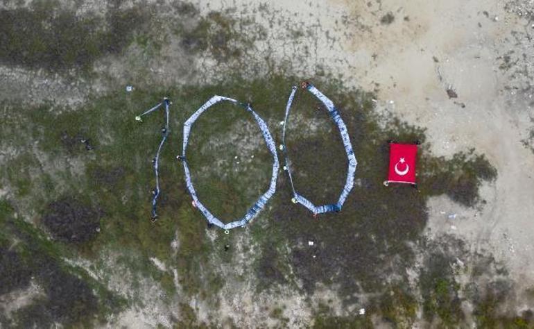 Gölden 20 metre uzaklaşan iskeleye Göl yoksa Burdur yok yazılı çelenk koydular