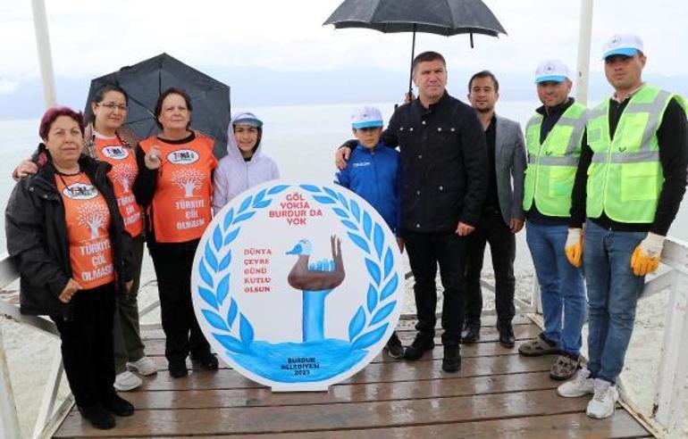 Gölden 20 metre uzaklaşan iskeleye Göl yoksa Burdur yok yazılı çelenk koydular