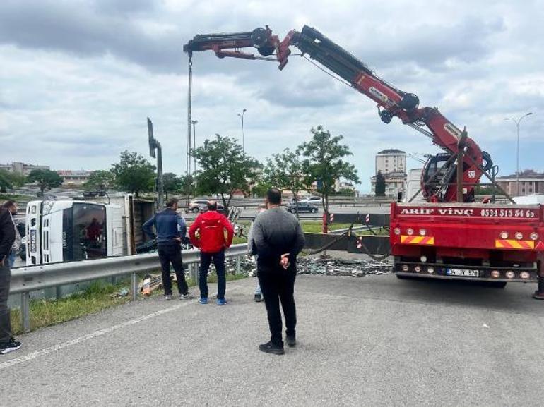 Maltepe’de ayna yüklü kamyonet devrildi