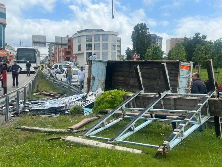 Maltepe’de ayna yüklü kamyonet devrildi