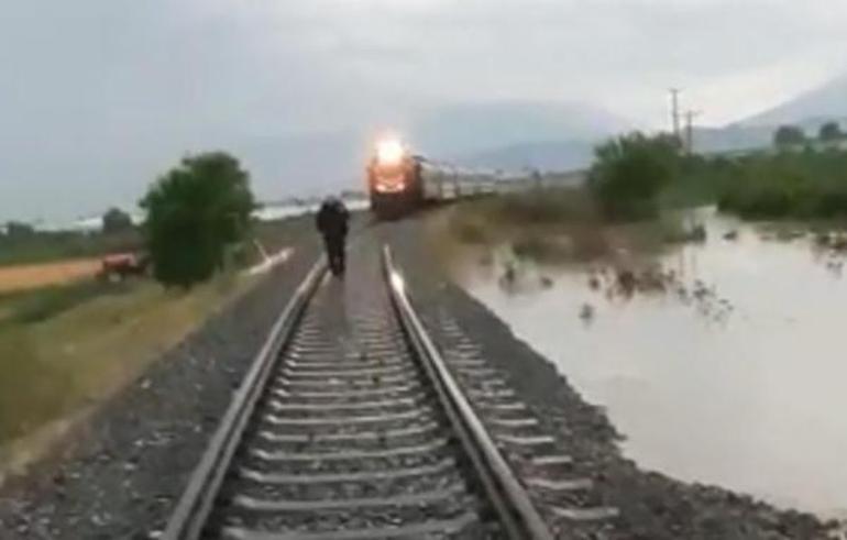 Selde çöken tren hattında onarım çalışması devam ediyor