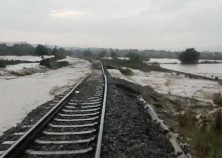 Selde çöken tren hattında onarım çalışması devam ediyor