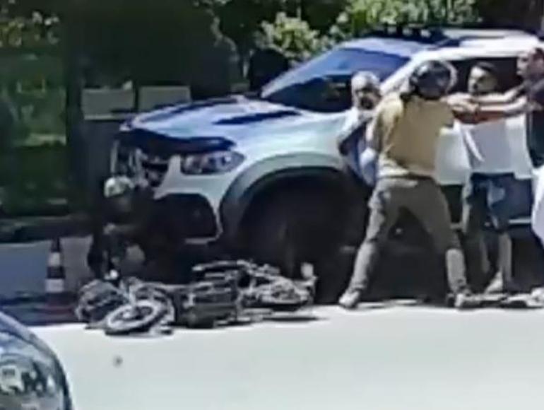 Sürücüler kavga ederken motosikleti çaldı