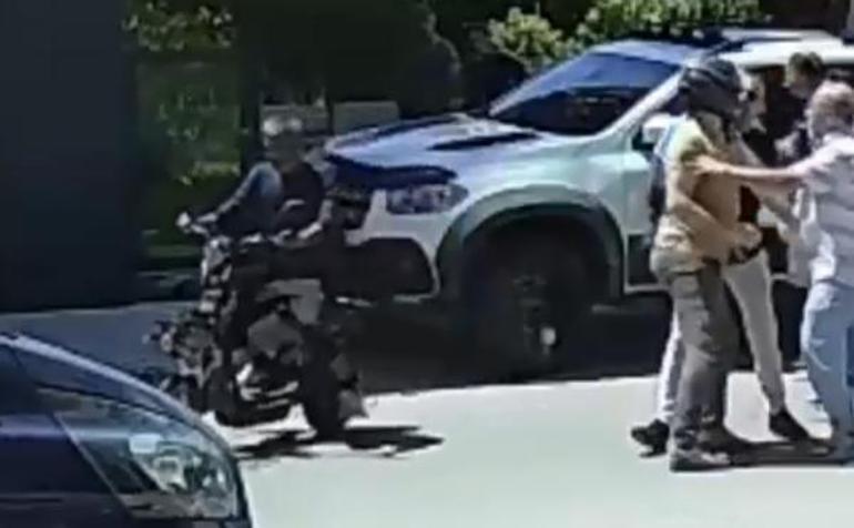 Sürücüler kavga ederken motosikleti çaldı