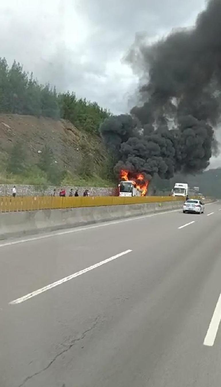 Seyir halinde alev alan yolcu otobüsü yandı