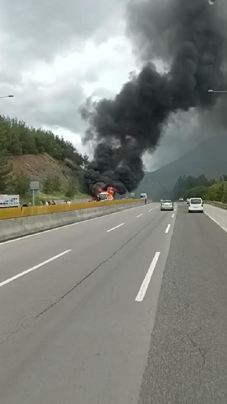 Seyir halinde alev alan yolcu otobüsü yandı