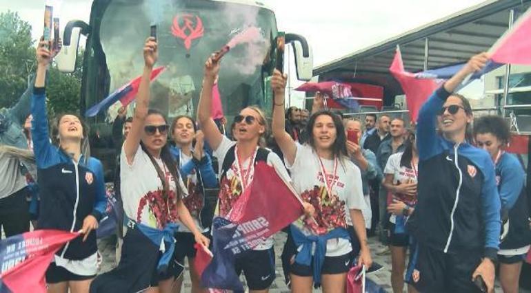 Kadın Futbol Süper Ligi şampiyonu Ankara Büyükşehir Belediyesi FOMGETe coşkulu karşılama