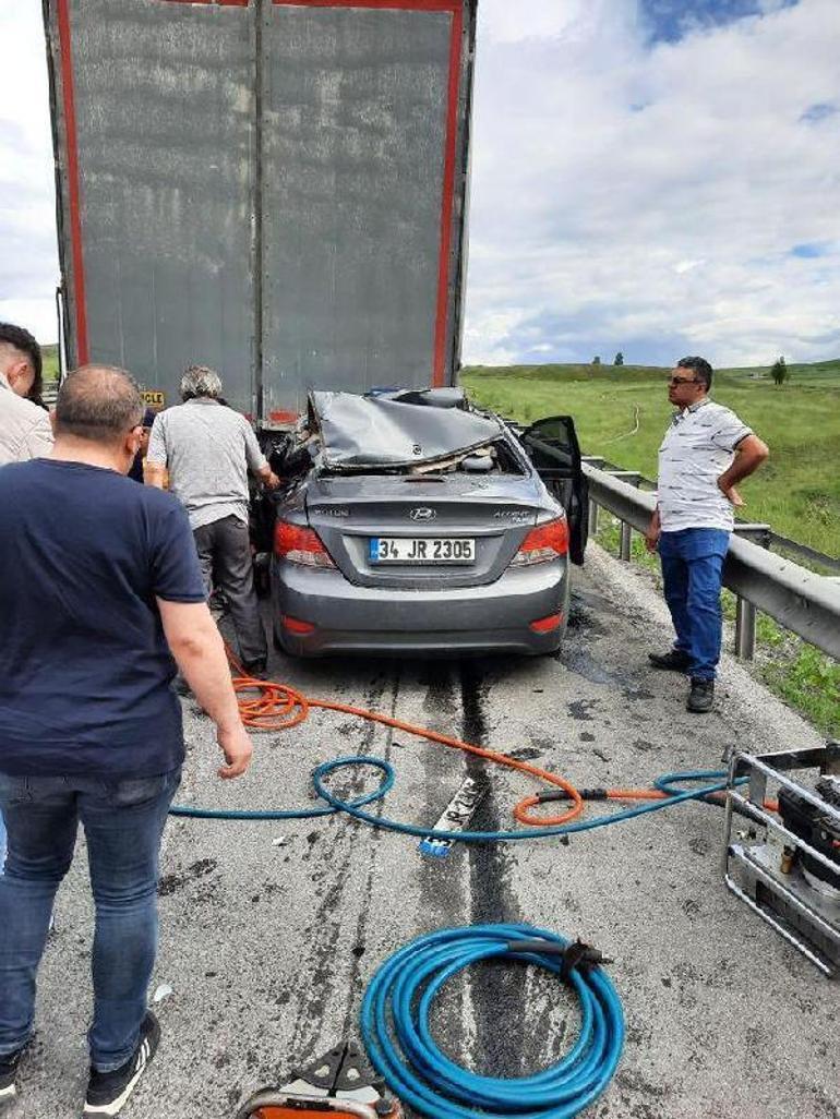 Otomobil TIRa arkadan çarptı: 1 ölü 1 ağır yaralı