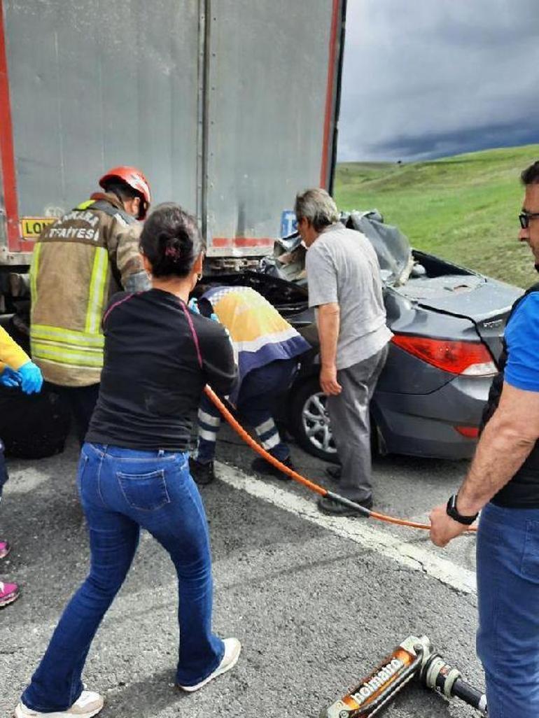 Otomobil TIRa arkadan çarptı: 1 ölü 1 ağır yaralı