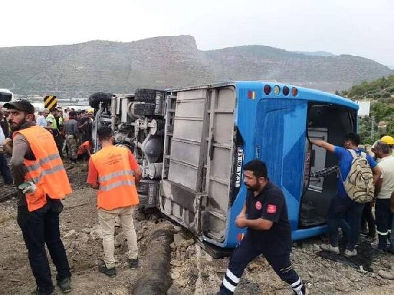 Mersinde işçileri taşıyan servis midibüsü devrildi: 8 yaralı