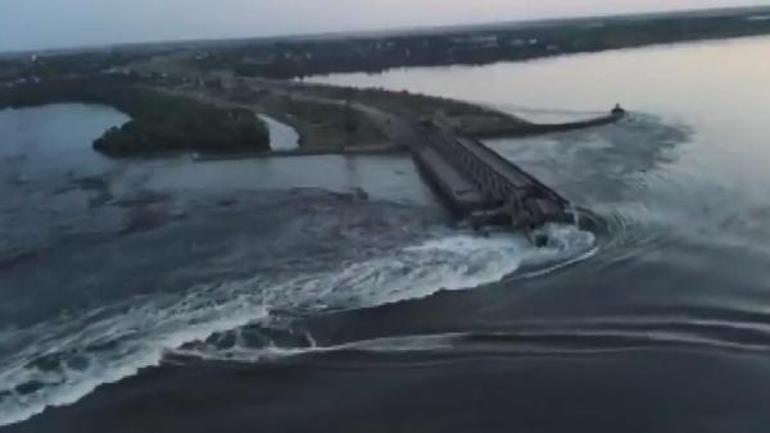 Rusya, Kakhovka hidroelektrik santralini vurdu: Herson’da tahliyeler başladı