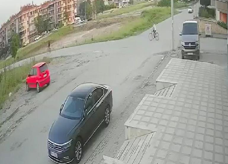 Bisikletli çocuğun otomobilin arkasındaki römorka çarptığı kaza kamerada