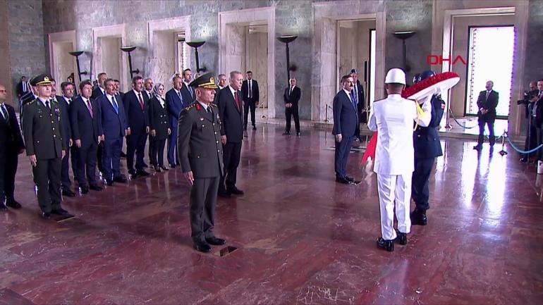 Cumhurbaşkanı Erdoğan, yeni kabine üyeleri ile Anıtkabiri ziyaret etti