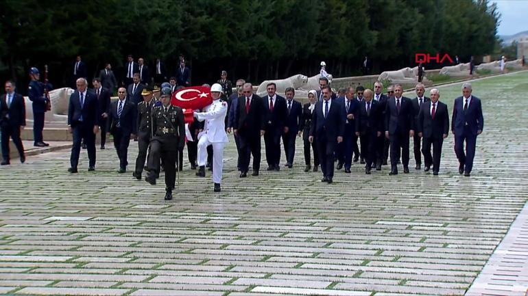 Cumhurbaşkanı Erdoğan, yeni kabine üyeleri ile Anıtkabiri ziyaret etti