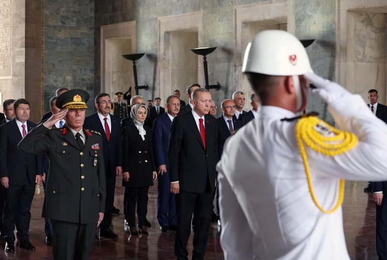 Cumhurbaşkanı Erdoğan, yeni kabine üyeleri ile Anıtkabiri ziyaret etti