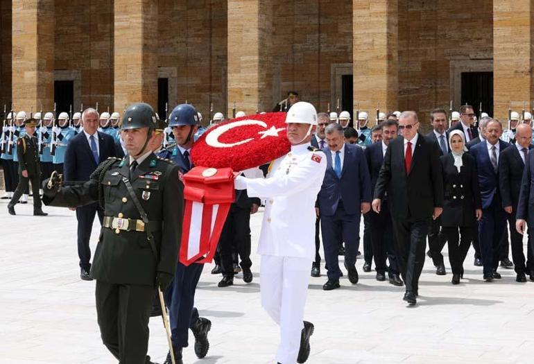 Cumhurbaşkanı Erdoğan, yeni kabine üyeleri ile Anıtkabiri ziyaret etti