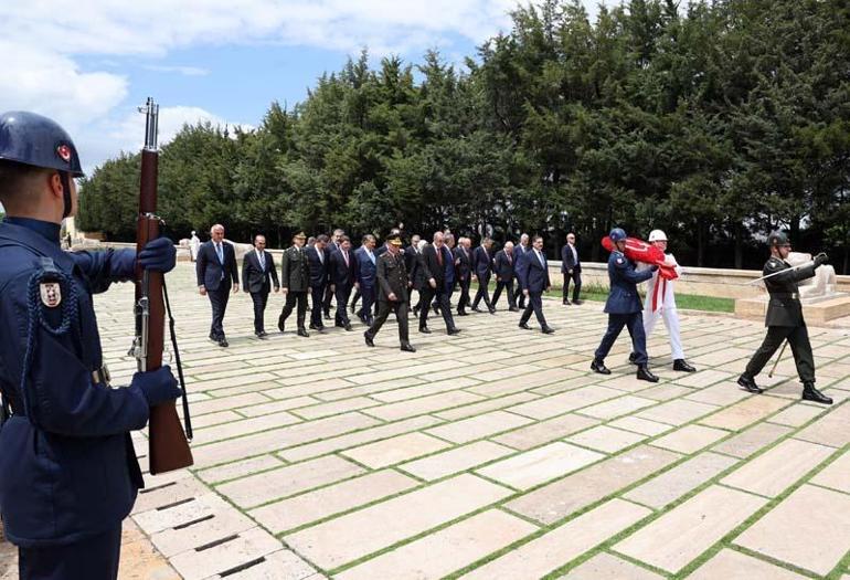 Cumhurbaşkanı Erdoğan, yeni kabine üyeleri ile Anıtkabiri ziyaret etti