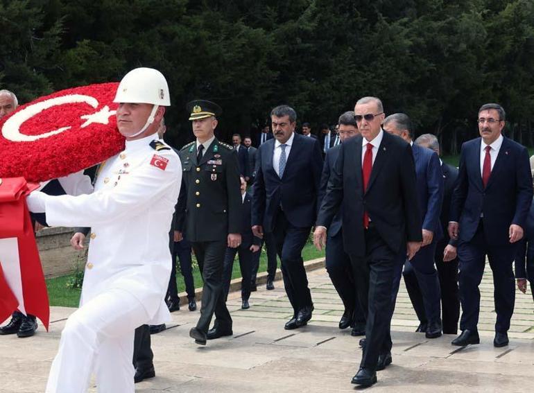 Cumhurbaşkanı Erdoğan, yeni kabine üyeleri ile Anıtkabiri ziyaret etti